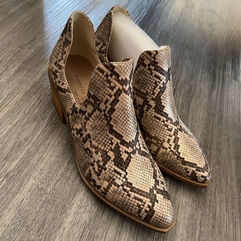 NWOT CHINESE LAUNDRY mali cream snake ankle boots